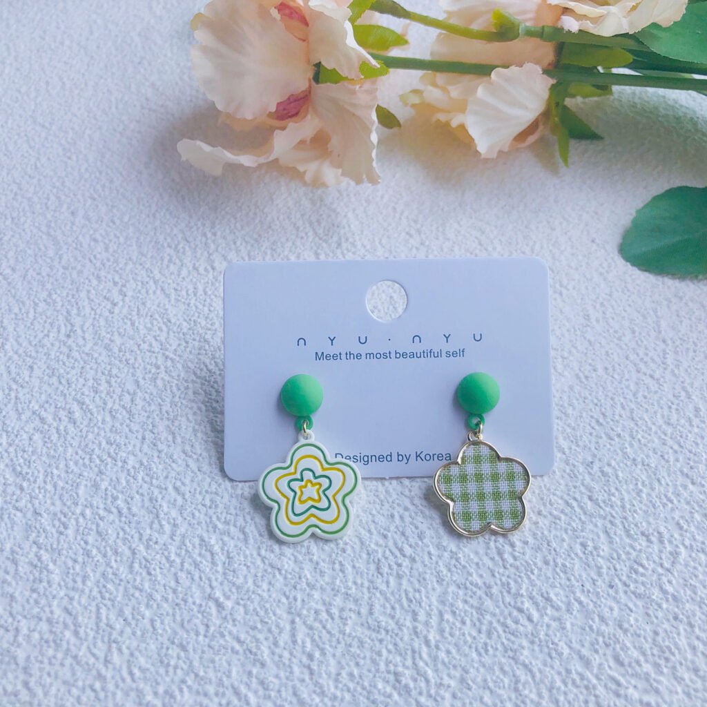 A paper card designed to hold and display a pair of earrings, featuring a clean and elegant design.